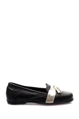 Mocasín de cuero negro con detalle de antifaz plateado y borlas.