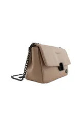 Cartera tipo bandolera de color camel, con solapa frontal, cierre magnético circular negro y detalle de aplique metálico en forma de labios. Incluye correa de cadena metálica negra.