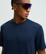 Remera deportiva Get Over de color azul marino, confeccionada en tech fleece con tecnología dry de secado rápido, cuello redondo y manga corta, de corte holgado.
