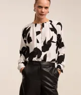 Blusa Cortelle de crepé con estampado abstracto en blanco y negro, manga larga y cuello redondo fruncido con detalle de cordón ajustable.