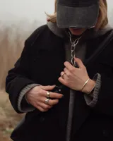 Collar plateado con eslabones grandes de metal con forma irregular.