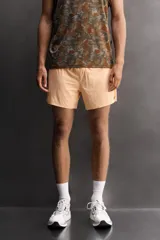 Pantalones cortos de entrenamiento Zara Athleticz en color salmón, confeccionados en tejido técnico ligero y elástico con estructura. Cuentan con cintura elástica ajustable, forro interior, bolsillos laterales y perneras con aberturas laterales.