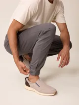 Pantalón bombacha de sarga azul marino, con pinzas en la cintura, bolsillos laterales y puños elásticos en los tobillos.