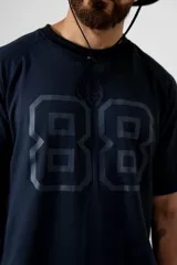 Remera boxy negra de algodón elastizado con estampado del número 88 en el frente. Diseño holgado y mangas cortas.