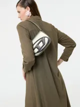 Vestido camisero largo color rojo, confeccionado en lino y viscosa, con cartera de botones delanteros centrales y bolsillo delantero superior con terminación de galón metalizado.