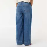 Jean de corte wide leg en color azul, con talle alto y costuras verticales decorativas en el frente. Presenta un diseño de pierna ancha y ruedo recto.
