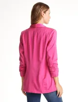 Blazer de satén marca Dictionary, con cuello de solapa, bolsillos frontales simulados y forro interno a tono.