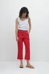 Pantalón capri de lino color rojo, con bolsillos laterales y cierre con botón a presión.