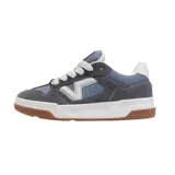 Championes Vans modelo Upland, con diseño de caña baja, combinación de cuero gamuzado gris oscuro y detalles en cuero liso azul. Presenta el logo lateral característico de la marca en blanco, cordones blancos y suela de goma con base color caramelo.
