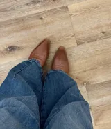 Bota corta texana color marrón de cuero, con forro de cuero, taco bajo y punta cuadrada.