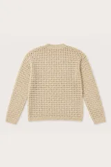 Buzo de punto en color beige, con diseño de trama abierta tipo red, cuello redondo y terminaciones acanaladas en puños y ruedo.