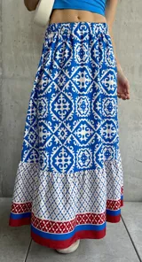 Falda larga de corte recto, con cintura elastizada y estampado de guardas geométricas en azul y blanco.