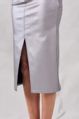 Falda midi plateada de corte recto, con abertura frontal y bolsillos delanteros.