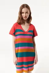Vestido corto de tejido de punto a rayas horizontales en colores rojo, verde, naranja y rosa. Presenta un diseño holgado con escote en V y mangas cortas.