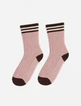 Medias gruesas de color rosado con detalles en marrón oscuro en la puntera, el talón y el puño. El puño tiene dos franjas horizontales de color blanco.