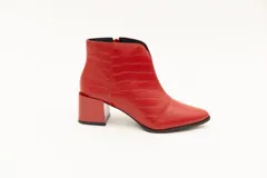 Botín de cuero negro con textura croco, punta fina y taco cuadrado de 6 cm.