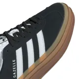 Championes adidas Gazelle Bold de plataforma triple, diseño en color negro con franjas blancas y suela de goma marrón translúcida.