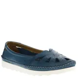 Zapato tipo mocasín de cuero azul con detalles calados en la puntera, costuras reforzadas en el contorno y suela de goma blanca con diseño ondulado.