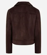 Campera femenina modelo biker color marrón, confeccionada en gamuza sintética, con cuello de solapa, cierre delantero diagonal y bolsillos con cremallera. Presenta tiras decorativas con botones a presión en la parte inferior.