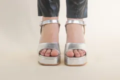 Sandalias plateadas de cuero con plataforma y tacón cuadrado.