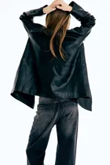 Jean de tiro alto y pierna ancha estilo wide leg, en denim de color negro con efecto gastado.