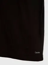 Pack de tres remeras de algodón color negro, con cuello en V y manga corta. Diseño clásico y versátil de Calvin Klein, ideal para uso diario.