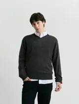 Sweater de punto con escote en V y manga larga, confeccionado en tejido acrílico con textura suave.