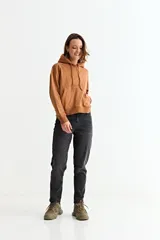 Canguro liso de color bordó, con capucha ajustable mediante cordones y bolsillo frontal tipo canguro.