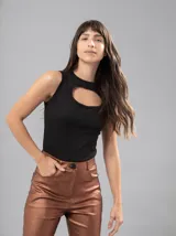 Musculosa negra de rib elastizado con escote redondo y abertura circular en el pecho.