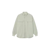 Camisa Oxford de manga larga color gris claro, de corte holgado, con cuello clásico, cierre frontal con botones y bolsillos con solapa en el pecho.