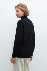 Polera de cuello alto color beige melange.