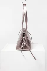 Cartera negra de cuero con forma alargada, cierre metálico color níquel y bolsillo interno con cierre. Interior 100% algodón.