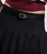 Short pollera de estilo sastre en color negro, con diseño de pliegues estructurados, cintura con trabillas y cinturón ajustable incluido.