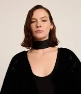 Pañuelo negro de poliéster satinado, plegado, sin estampa. Ideal para usar en el cuello, en el cabello o en el asa del bolso.