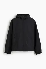 Campera rompevientos negra de nylon repelente al agua, con capucha ajustable, cierre frontal, bolsillos laterales y puños elásticos.