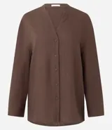 Camisa oversize de Marfinno, confeccionada en viscolino color marrón, con cuello mao, escote en V y cierre frontal de botones.