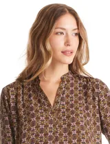 Blusa de gasa con estampado floral geométrico, cuello a la base con escote en V, manga larga con presilla y botón para regular el largo.
