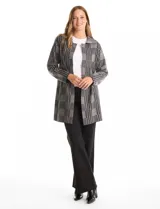 Cardigan largo de tejido con estampado de cuadros gales, marca Rio & Rian. Presenta cuello con solapa, mangas largas y diseño abierto sin botones.