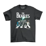 Remera negra de algodón con estampa frontal de la banda The Beatles cruzando la calle Abbey Road, con texto alusivo a Liverpool y el año de formación.