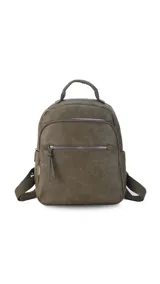 Mochila urbana color beige de símil cuero, con dos bolsillos frontales, bolsillo principal de gran capacidad con dos bolsillos internos con cierre y uno abierto, bolsillos laterales abiertos, asa de mano y correas regulables en galón.