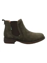 Botin estilo Chelsea de gamuza en color verde oliva, con paneles elásticos laterales en tono marrón oscuro y suela de goma con taco bajo.