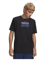 Remera de manga corta Under Armour, color negro, con estampado frontal en bloques de color con el logo de la marca en tonos violeta y azul.