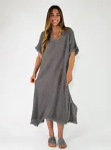 Vestido midi de algodón color gris oscuro, de corte holgado, mangas cortas y escote en V con detalles de flecos en el cuello, mangas y dobladillo.