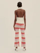 Pantalón tejido con diseño de ondas en tres colores: lila, azul y negro. Presenta pequeños calados en líneas verticales y cintura elastizada.
