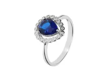 Anillo de plata 925 con cristal de Swarovski Elements color azul en forma de lágrima, rodeado de circonias. El talle es 19 y se puede adaptar. El diámetro mayor del cristal es de 0,8cm y el ancho mayor del anillo es de 1,3cm.