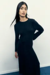 Conjunto de sweater y falda midi de punto acanalado color azul marino.