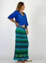 Pollera larga de crochet con cintura elastizada y diseño a rayas horizontales en tonos de azul y verde.