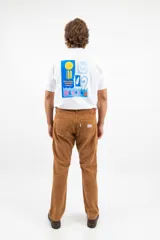 Pantalón de pana gruesa color marrón, de corte recto y confeccionado en 100% algodón.