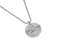 Collar plateado con dije circular con el símbolo de infinito y la inscripción "forever".