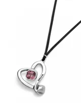 Colgante largo con cordón negro efecto seda y dije de corazón plateado con cristal rosa.